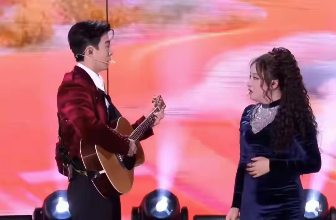 甜炸了!李川跨年舞台求婚锤娜丽莎,两人哭成泪人,当众亲吻!