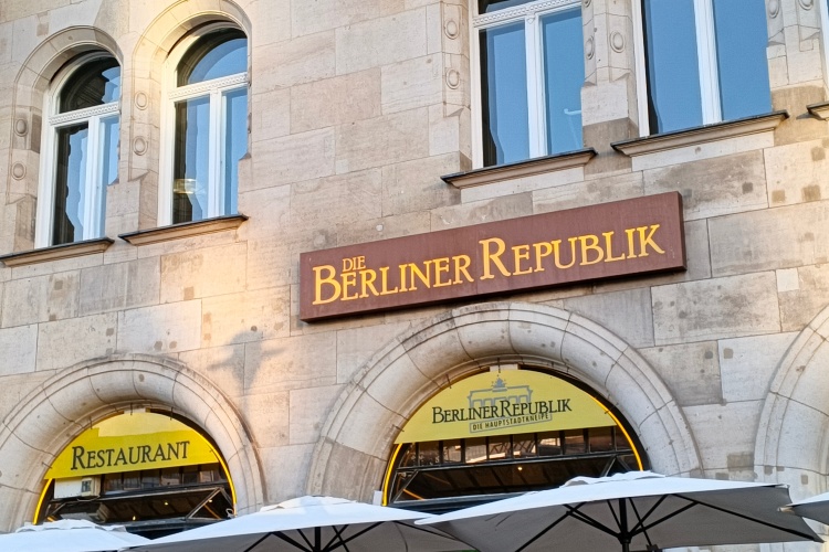 传音5.93mm超薄曲面屏手机发布！IFA 2025现场一手体验来了