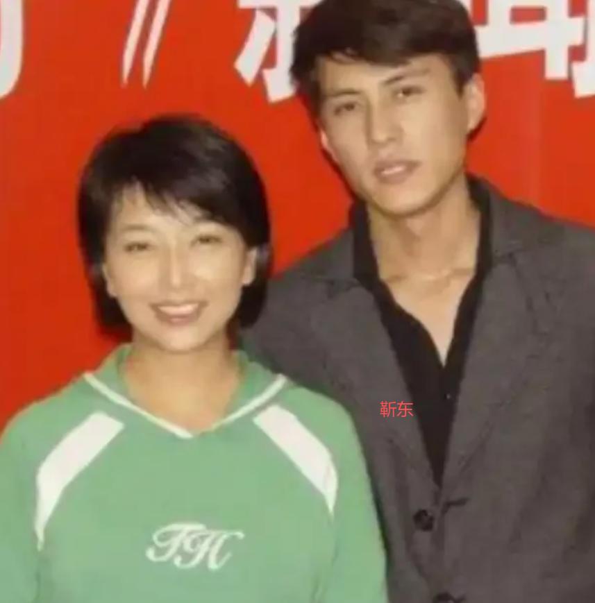 与靳东同居5年，57岁江珊生图肿胀不敢认，现身音乐剧断崖式衰老