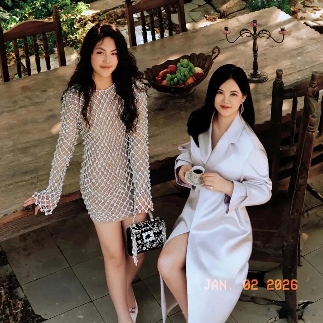 李湘与王诗龄香港逛街被偶遇，外套披在身上，引网友吐槽：衣品差