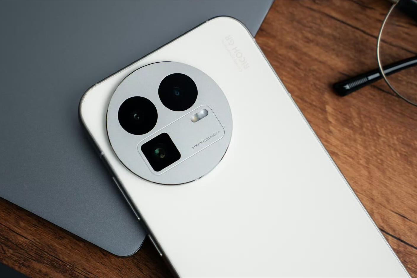 真我“不講武德”！驍龍8至尊+144HZ直屏+120倍變焦，跌至2366元