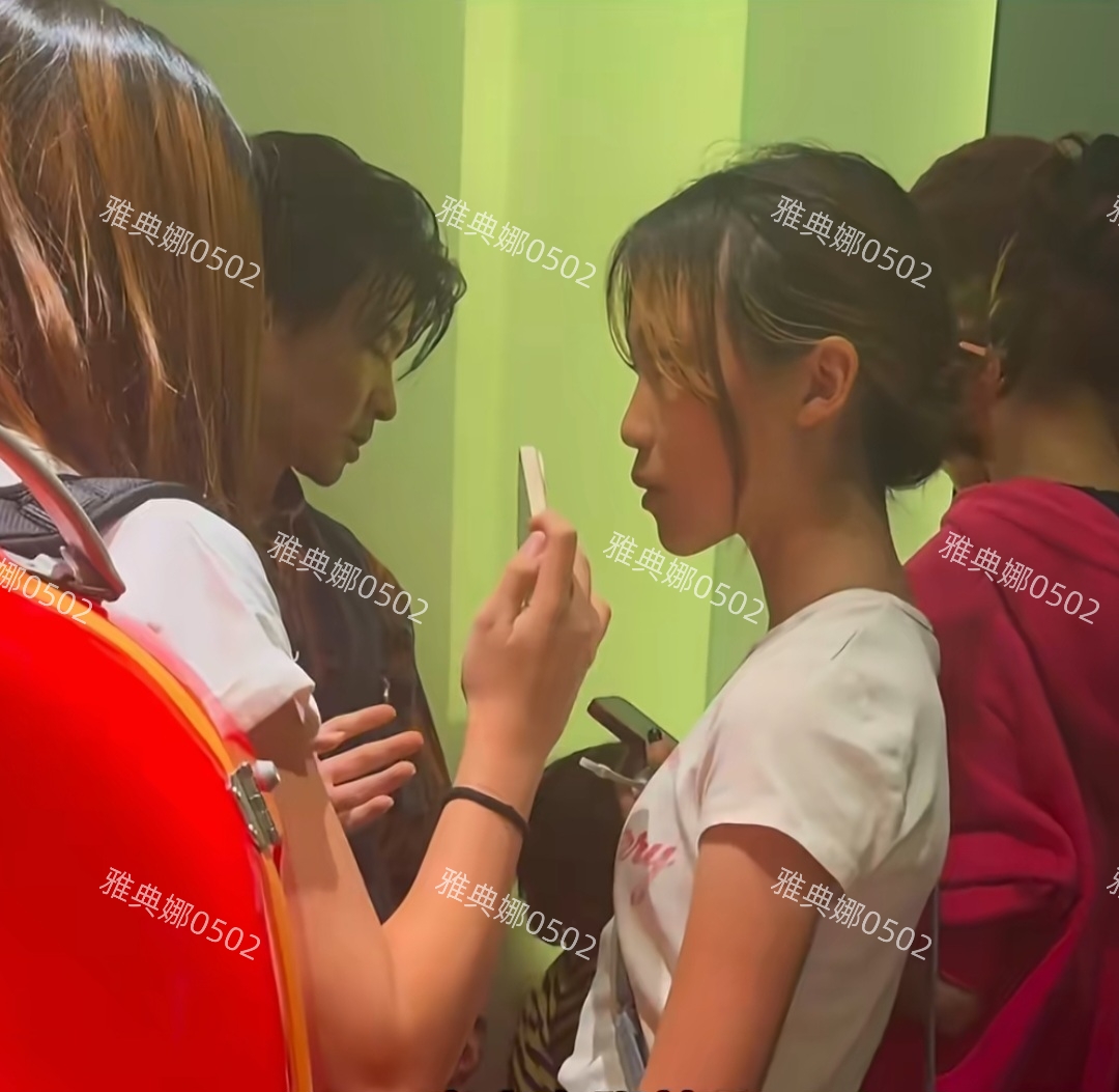 商场偶遇蔡少芬一家，大女儿不仅个子高背上的红色大提琴也很显眼