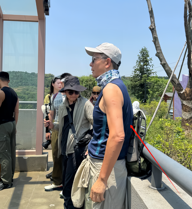 主持人戴军近况：55岁三头肌突出，身材壮硕，单恋李静16年仍单身