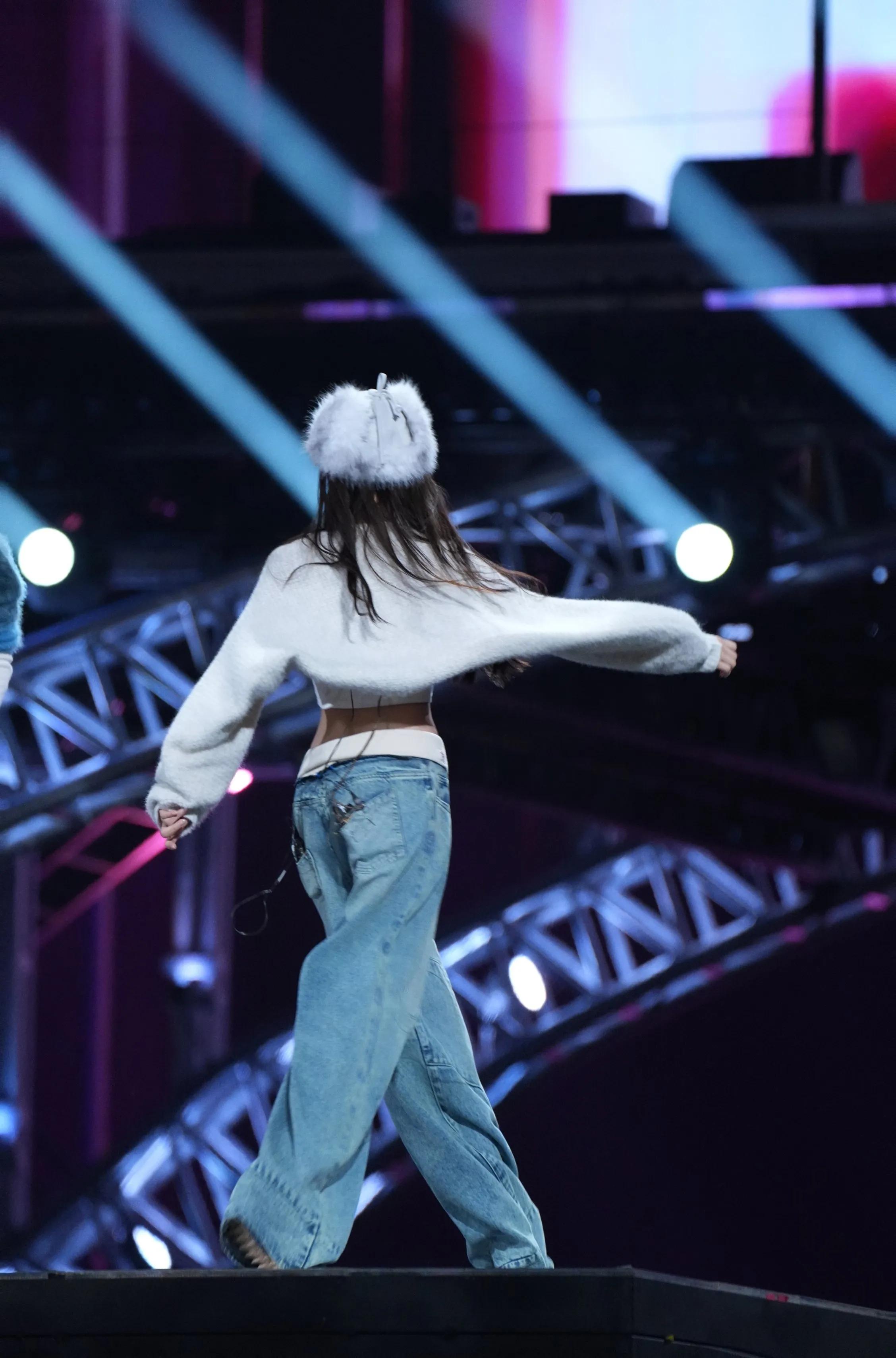 吴宣仪演唱会，性感小蛮腰