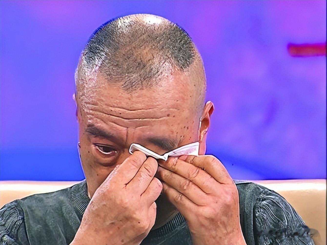 78岁李保田近况令人唏嘘，住处杂乱喝10元桶装水，如今老到不敢认