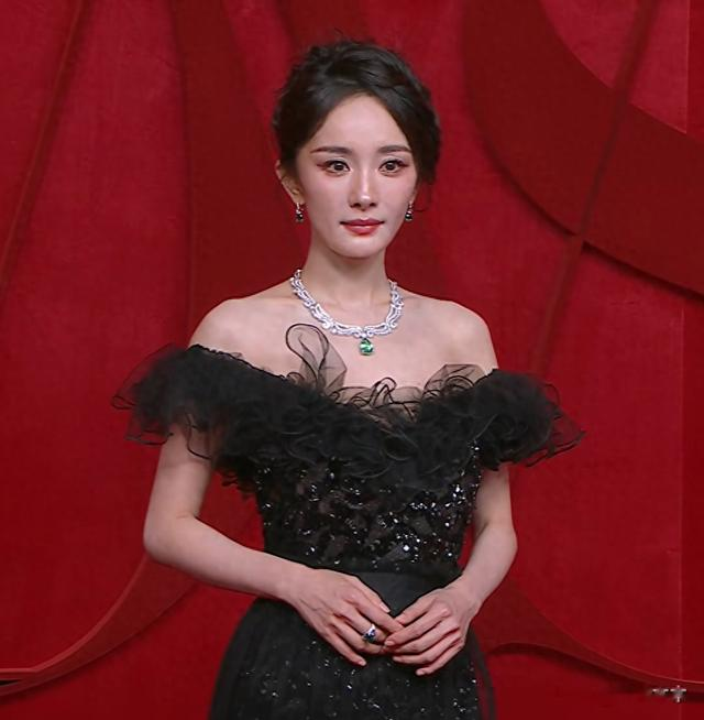 大驼背、躲镜头、鼻尖分家,芭莎这一夜,杨幂的状态和格局全暴露