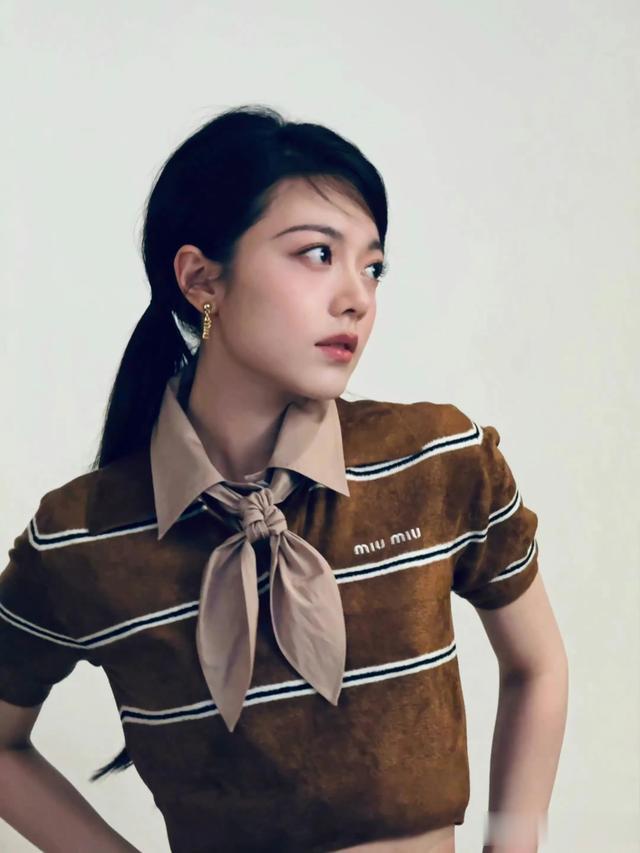 赵今麦MiuMiu最新大片，又凶又萌，就是身材太瘦了