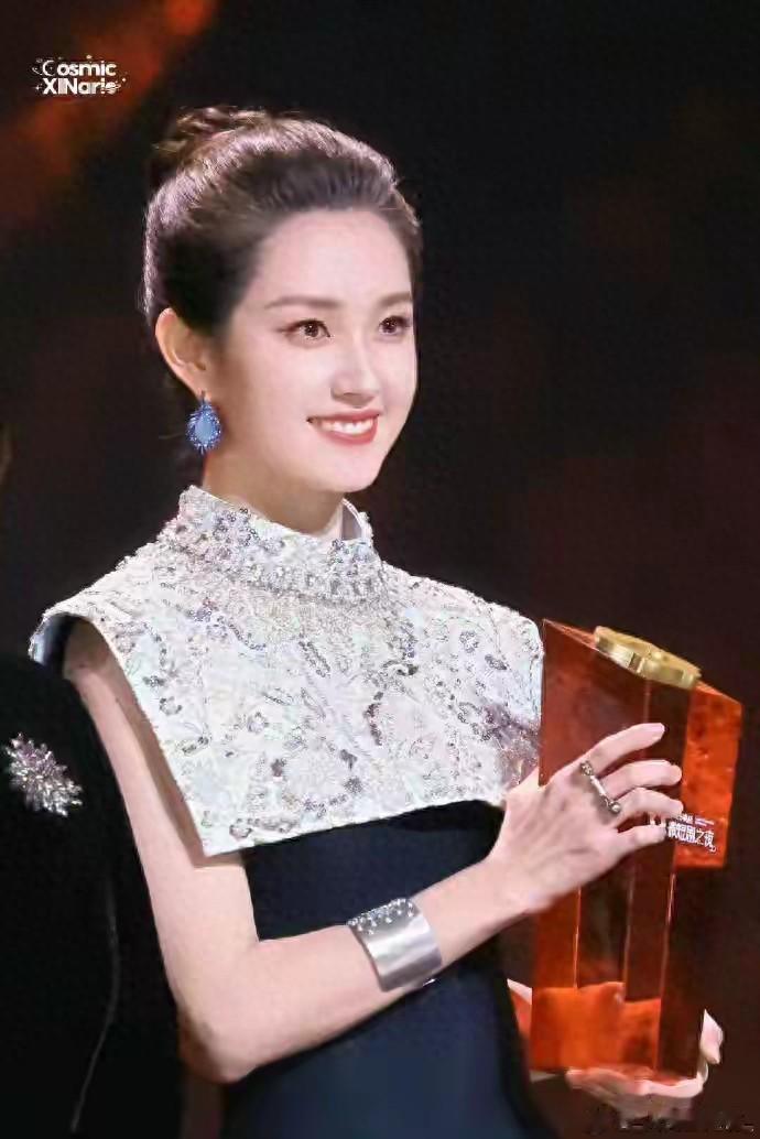 郭宇欣一条裙穿三次：没想到上热搜，作品比造型重