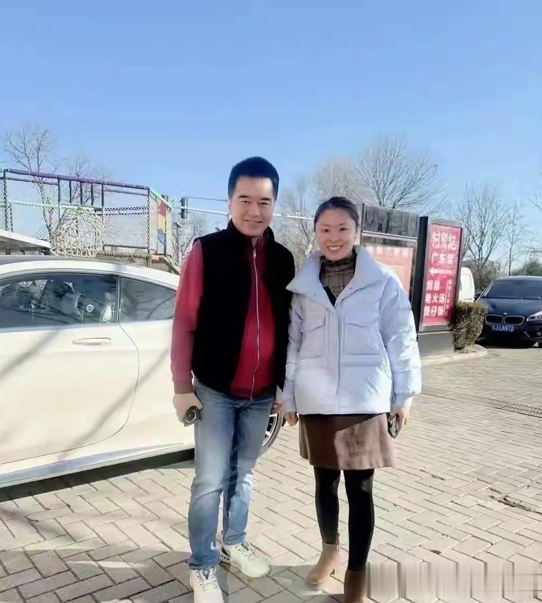 61岁许亚军红卫衣现身北京!何倩头七,两人过往藏温情