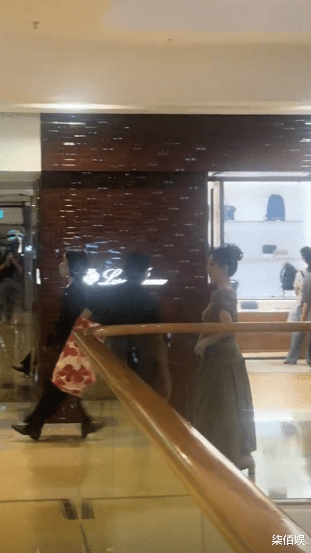 方媛孕晚期踩着高跟鞋和闺蜜逛街,满面春风,菲佣跟身旁帮提东西