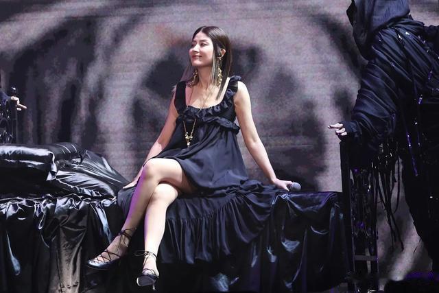 陈慧琳红馆演唱会 人气嘉宾“伸舌头”成焦点 网友笑翻:中风了吗?