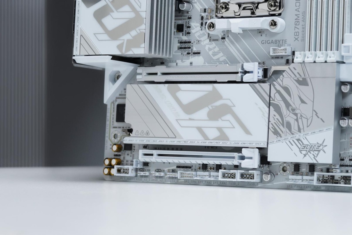 暑期裝機精致和強悍“我都要”，X870M冰雕主板測評