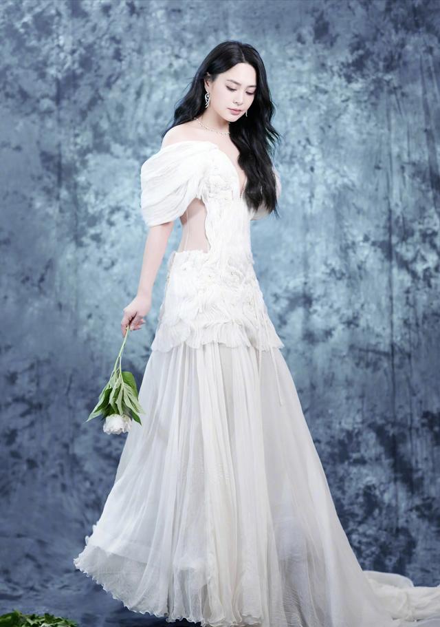 钟欣潼北影节红毯,绿叶白纱裙若隐若现,优雅中带着一丝小性感