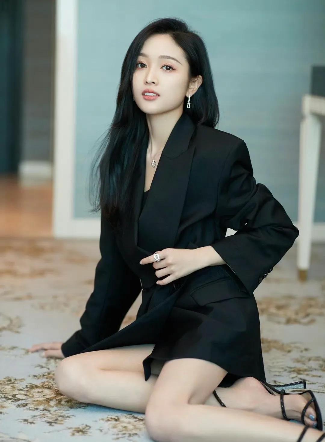 吴宣仪黑西装造型又美又飒