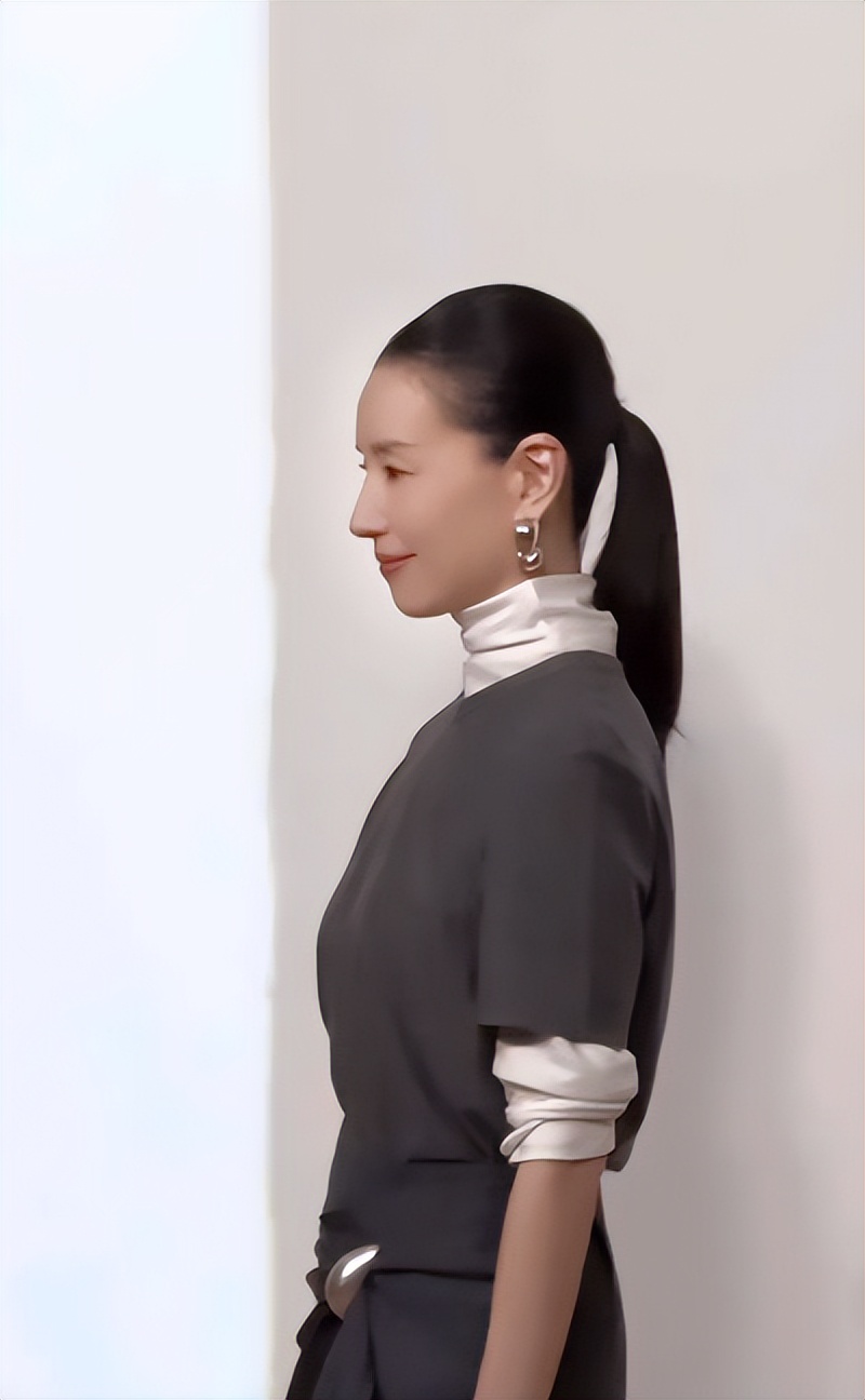 老了也是法拉利！50岁崔智友和45岁董洁一身白衣，各有各的高级