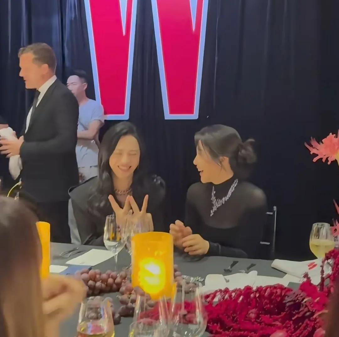 W主编搂着唐嫣，刘诗诗杨幂坐嘉人总裁身边，孙俪跟外国高管热聊