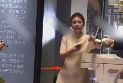 马筱梅台北带俩孩子骑单车！小腹隆起快遮不住，玥儿正脸超像大S