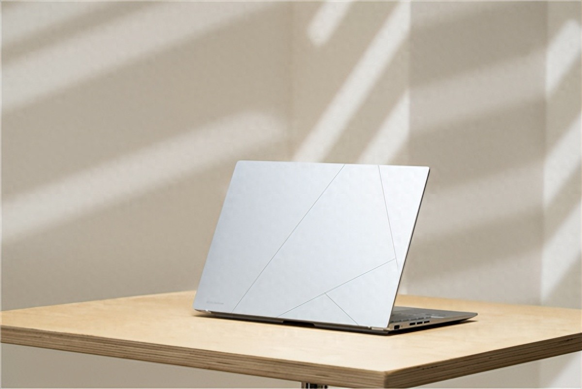 華碩靈耀14 2025：酷睿Ultra 9+高顏值設計 品質黨雙11必入清單