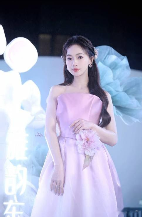 于正爆料吴谨言被换角：半年苦熬只拿5000块，背后女星是谁？