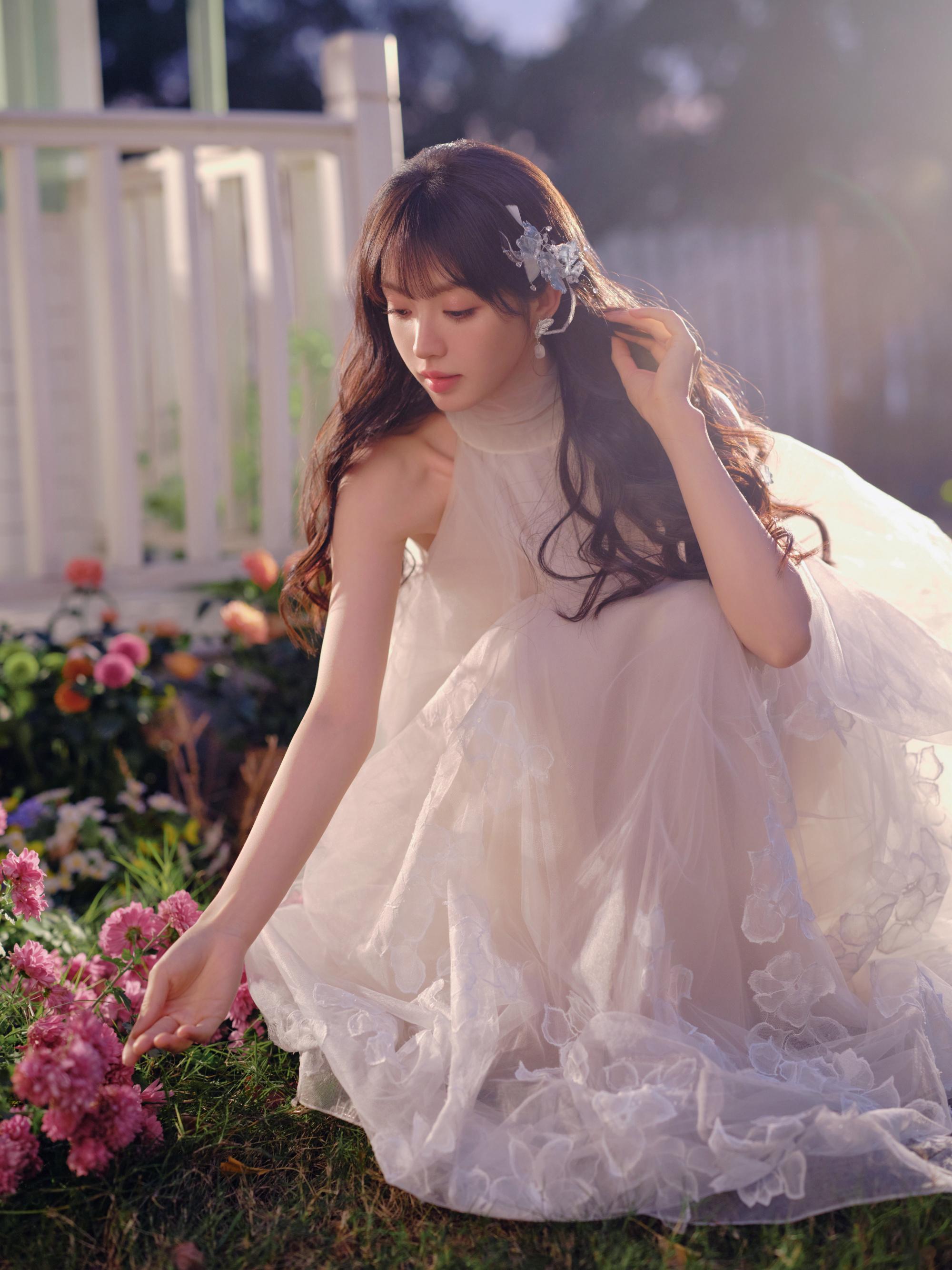 田曦薇演绎vivo大片，百变造型超亮眼，教科书级甜妹穿搭范本！