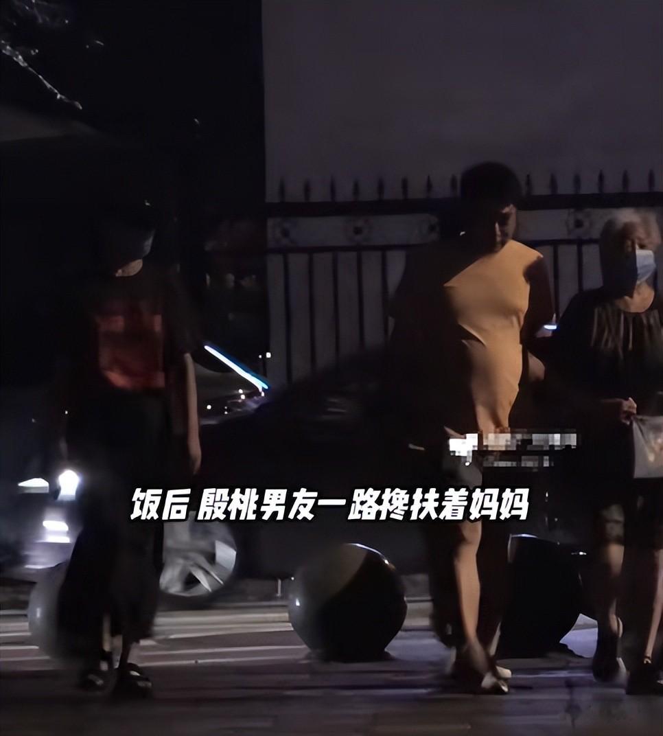 45岁殷桃带妈妈吃火锅,素人男友罕露面,矮又胖小心翼翼搀扶老人