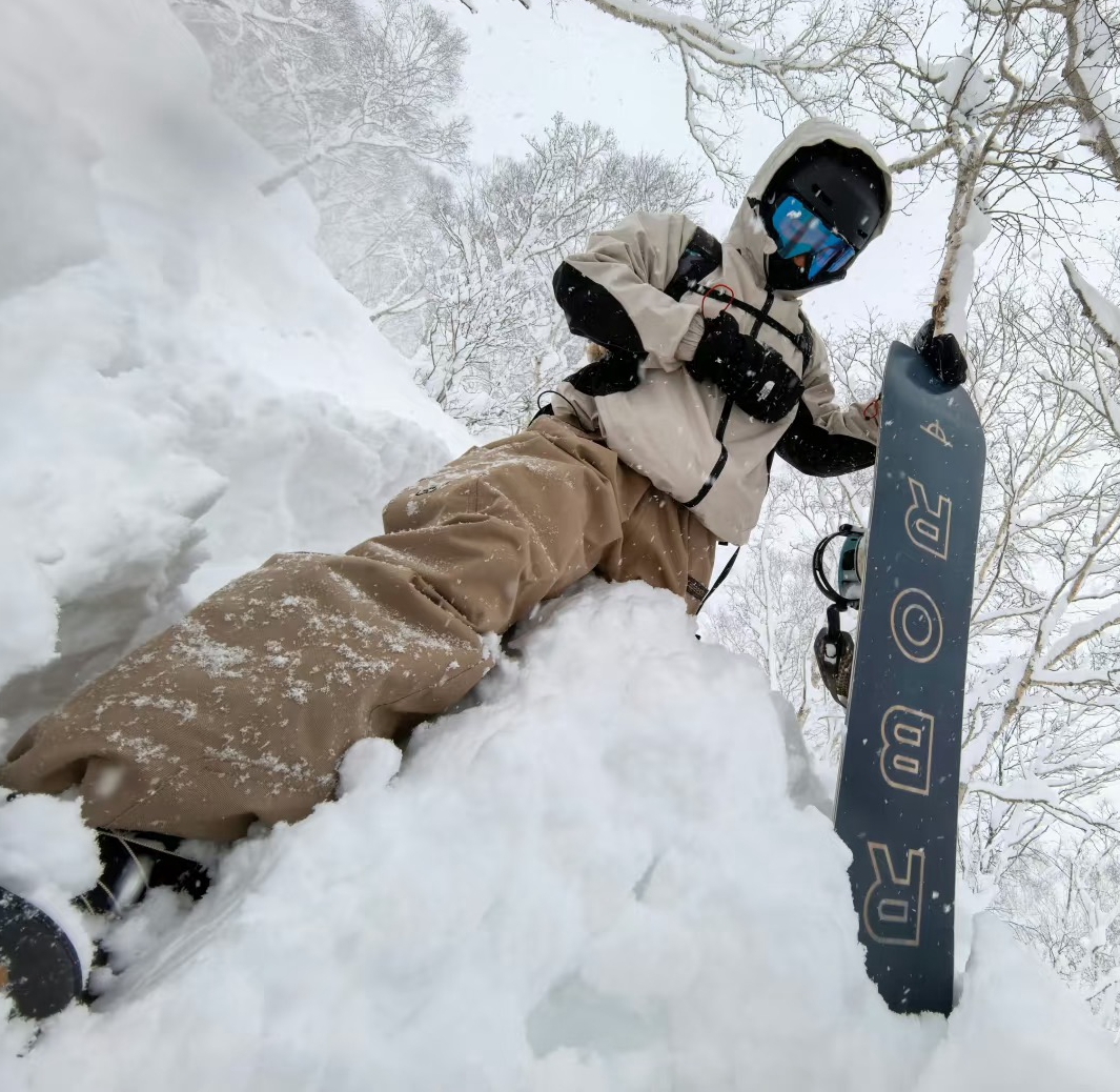 年初一，谢霆锋与两个儿子的合影公开，三父子一样高就像兄弟