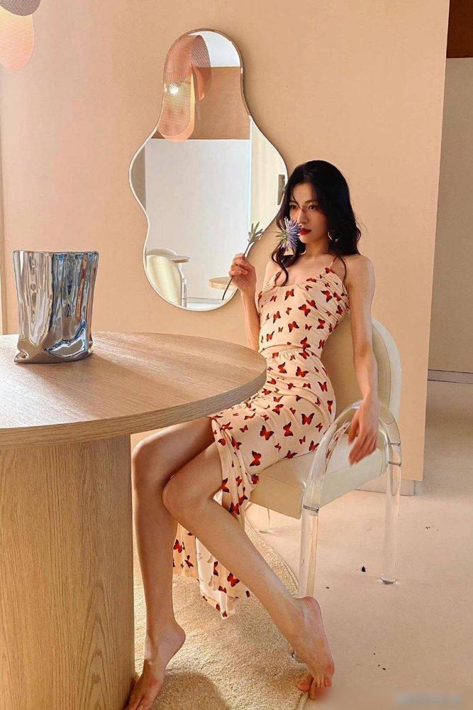 “钟楚曦”怎么也走纯欲风了，穿抹胸小短裙秀身材，女孩子都心动