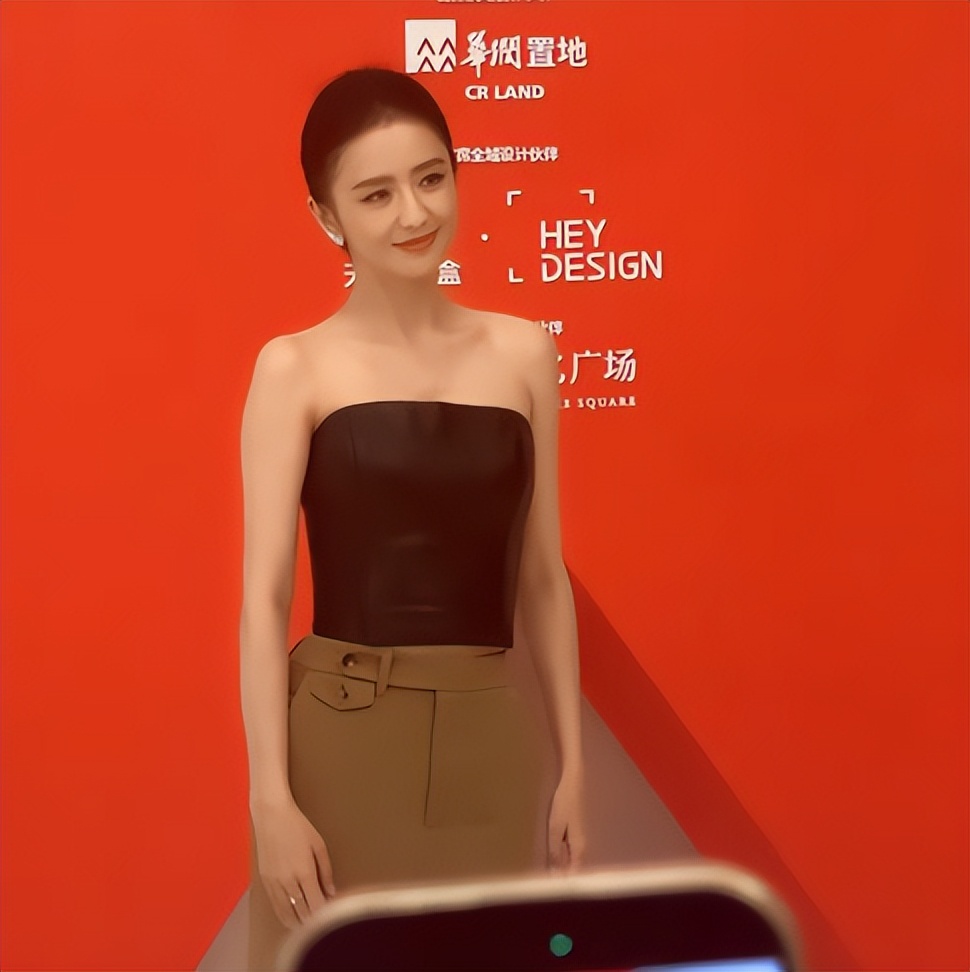 佟丽娅在深圳扫购黄金！头发稀少假发明显，满胳膊黄金手串太吸睛