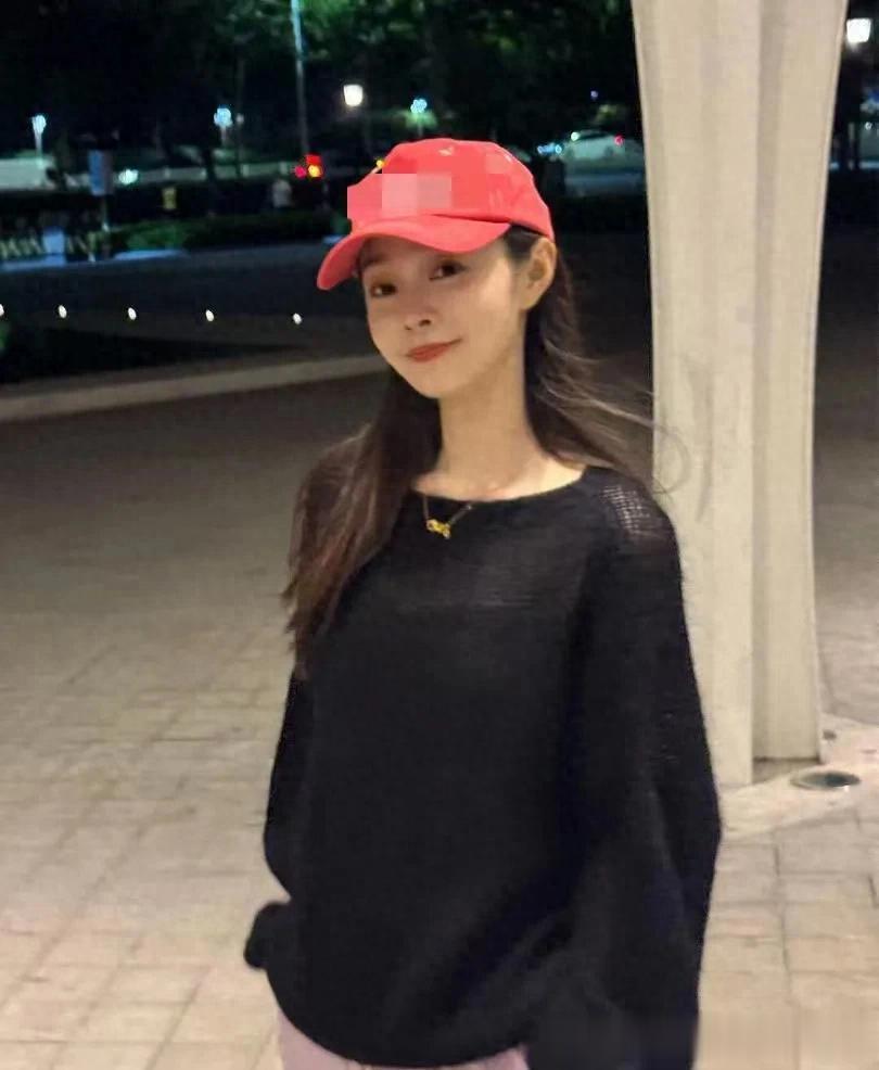 宋轶私服穿搭真简约！黑色针织衫+阔腿裤+棒球帽，休闲随性又时髦