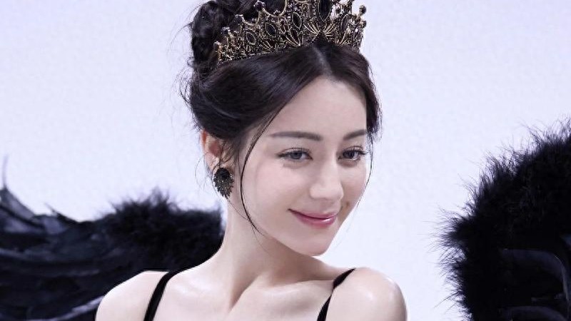 迪丽热巴“高智感妈咪”：知性温柔融合的魅力新篇