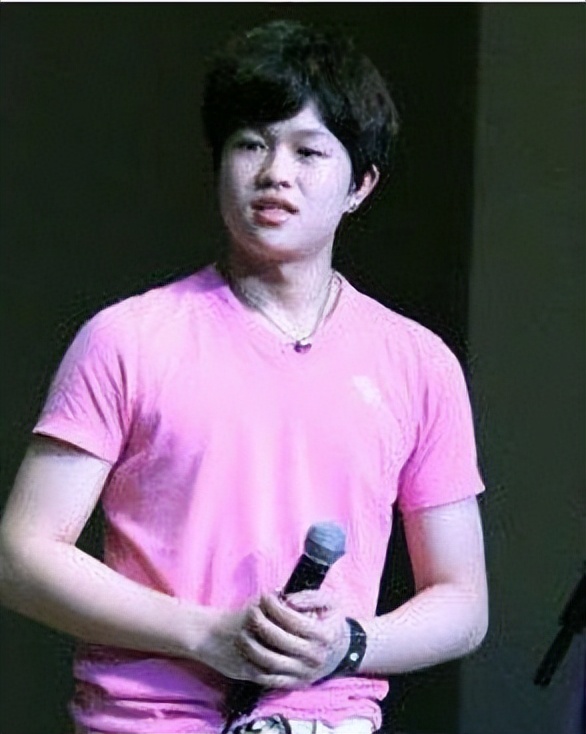 86岁李双江带梦鸽游新疆！两人十指紧扣好恩爱，儿子李天一变低调