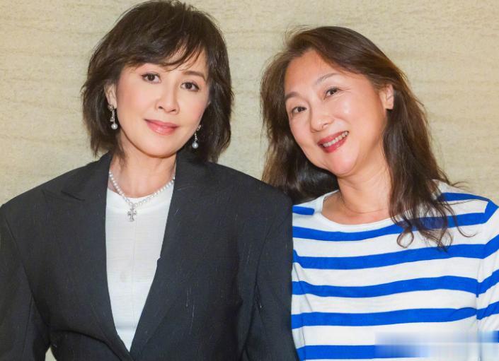 刘嘉玲晒同学50年后合影，面部医美痕迹明显，被吐槽不如同学自然