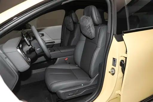 10万级小钢炮实锤！零跑Lafa5：后驱+6.4秒破百，配置香到离谱