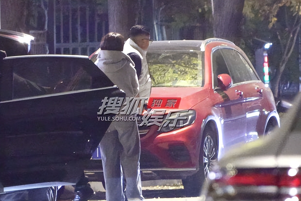 王晓晨与男性友人聚餐 贴心送友上车后自驾离开