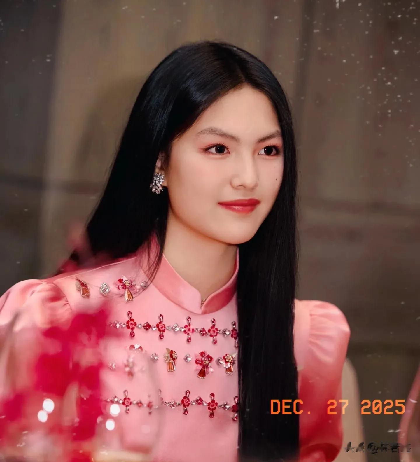 李湘带王诗龄出席活动，王诗龄与何超莲同框，落落大方，稳居C位