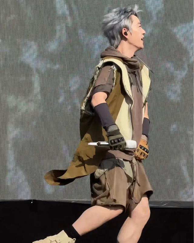 俞灏明首个音乐节王栎鑫登台助唱，借他话筒和耳返，兄弟情太感人