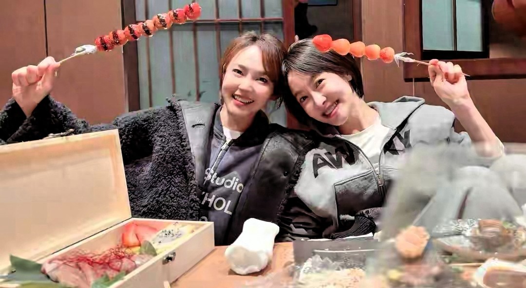 抽烟喝茶配海鲜,女明星的聚会也太自在了吧