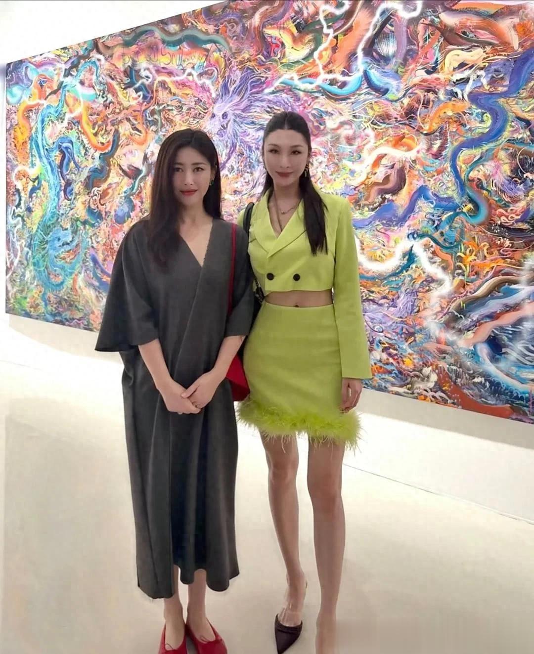 40岁朱珠去看画展,打扮好时尚,一身名牌,妥妥的富婆