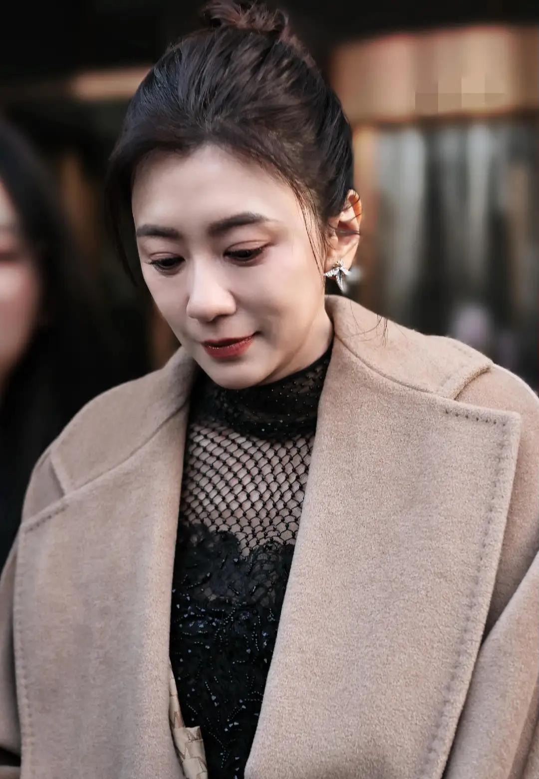 贾静雯一袭黑裙亮相国剧盛典，美得好耀眼