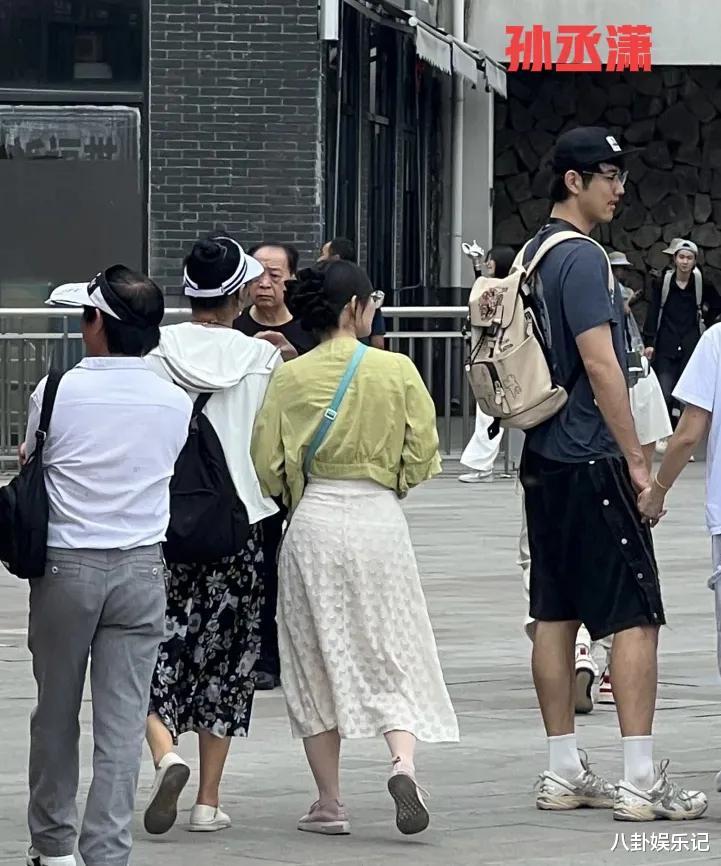 金莎和男友在江西游玩！42岁金莎打扮得像少女，孙丞潇却充满少年感