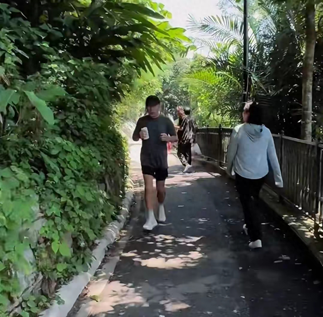 梁朝伟太平山晨跑被偶遇,63岁的他满头白发,面部老态,小腹突出