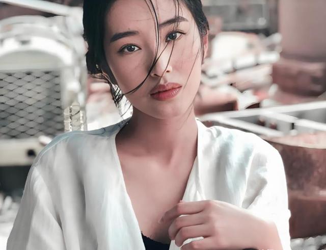 ?近日，32岁的杨采钰毫无保留地公开了自己的孕肚照