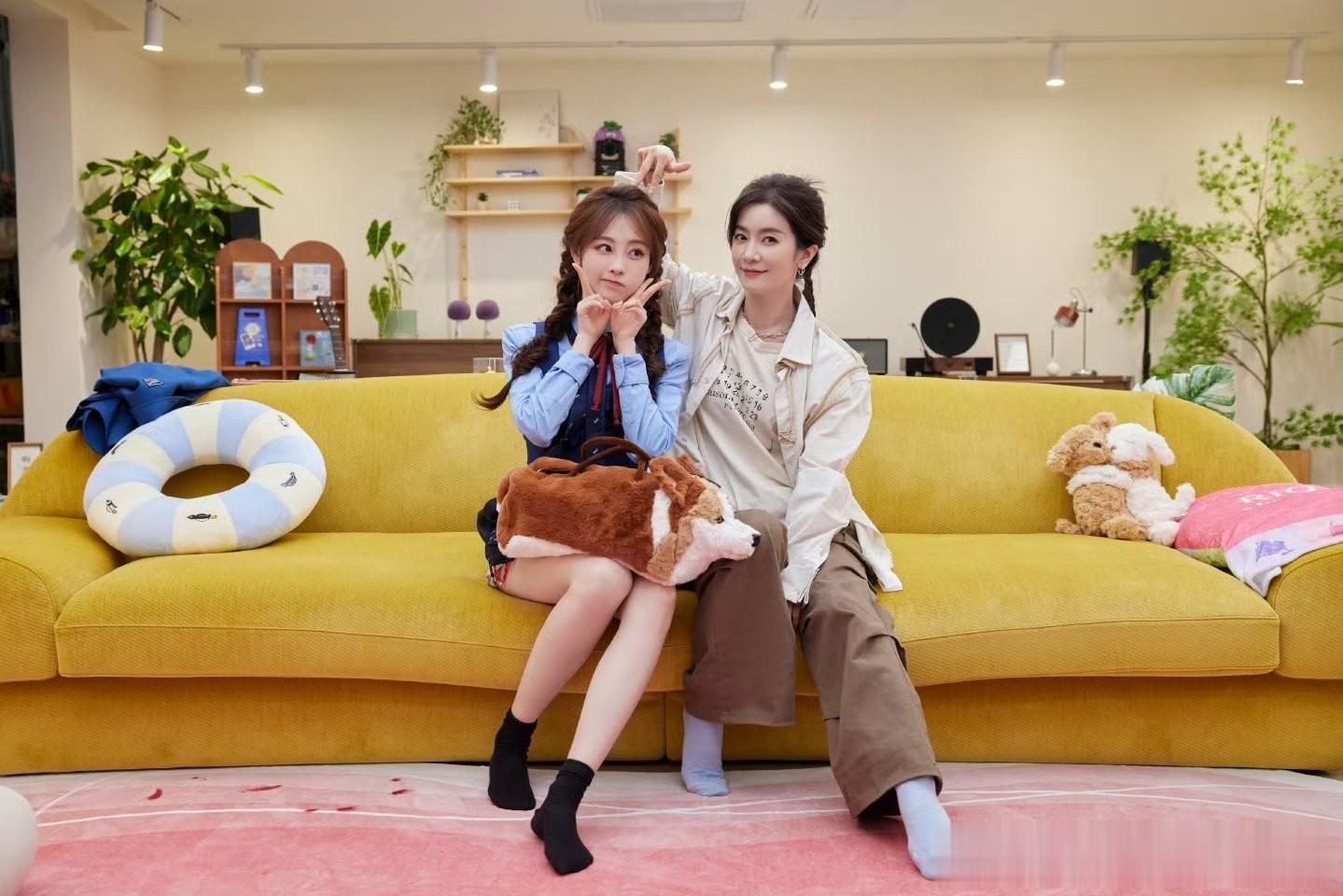 祝绪丹穿蓝制服搭兔耳帽，俏皮又灵动超吸睛