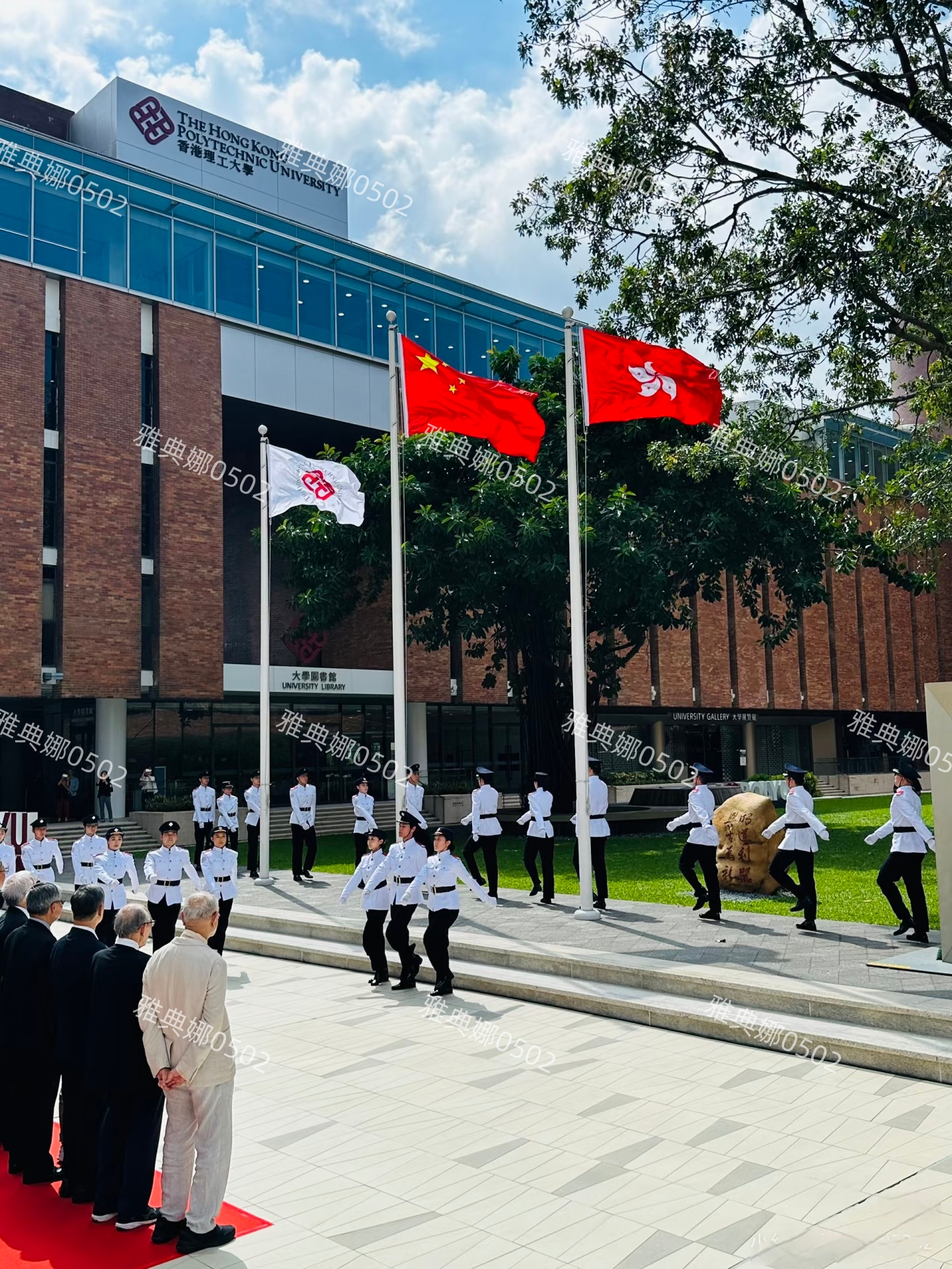 香港理工大学偶遇郭晶晶老公霍启刚，一身黑色中山装好正式好儒雅