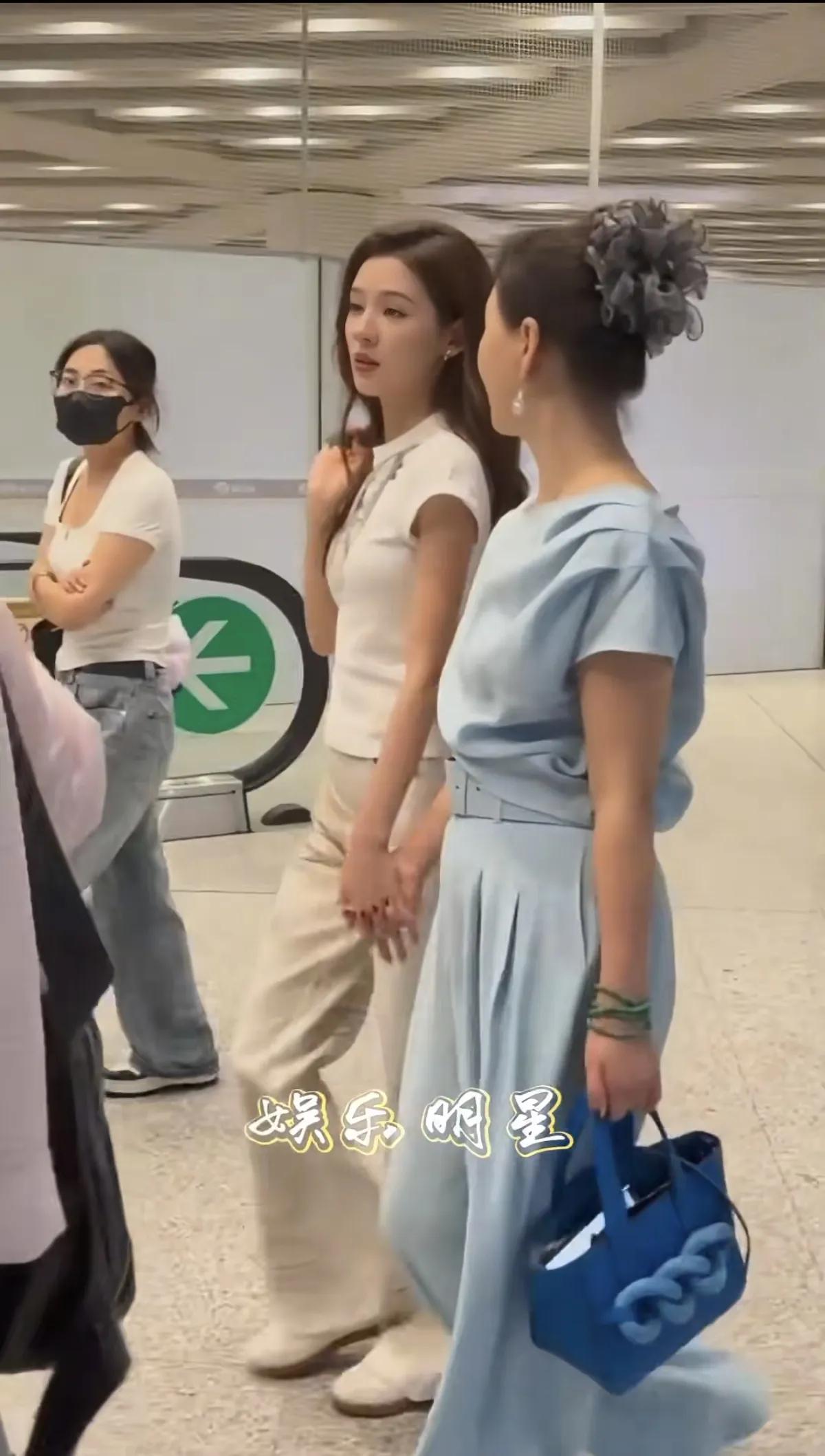 张予曦和妈妈机场被偶遇,又美又瘦背影都好看,母女手拉手好有爱