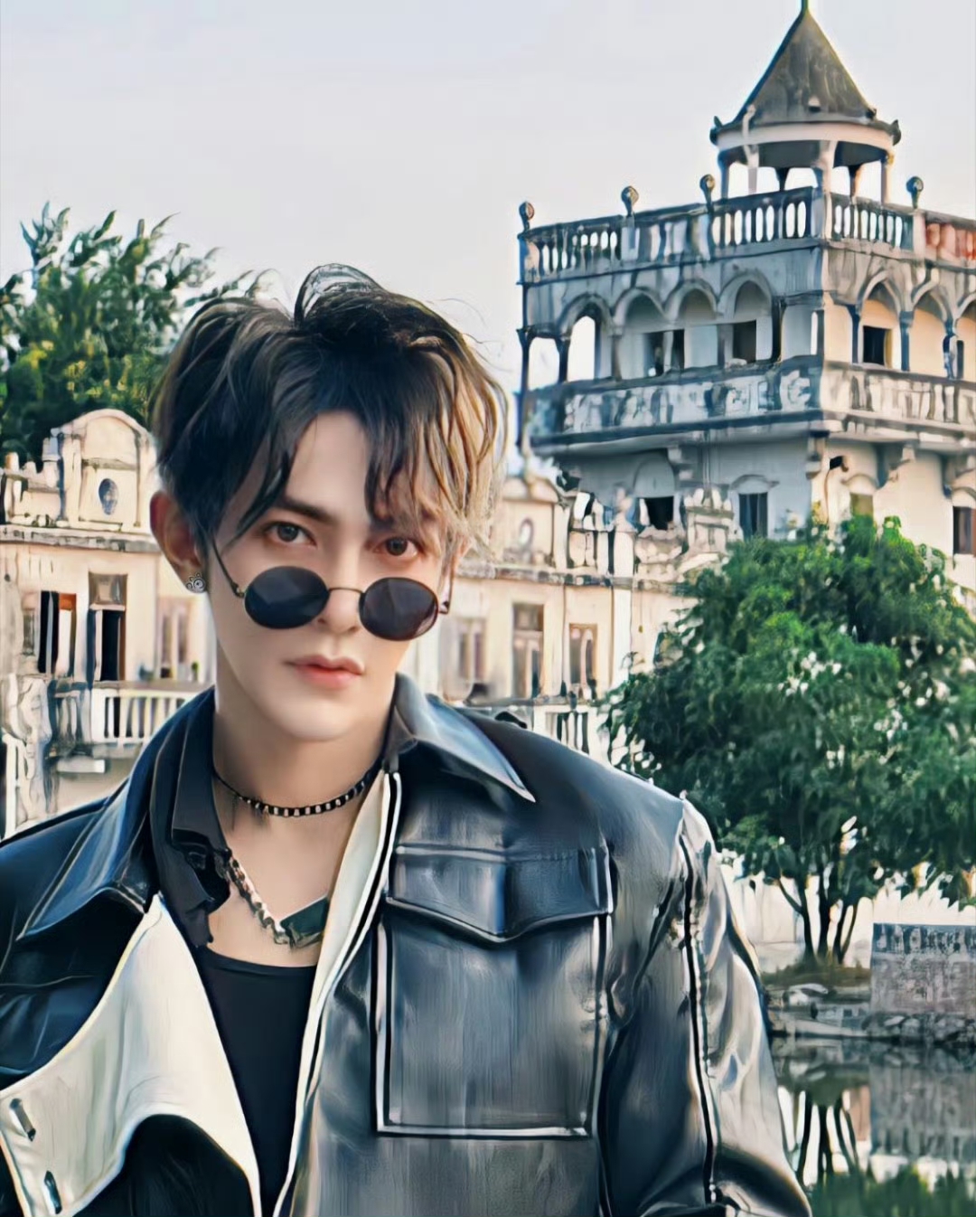 当44岁的汪东城以紧致腰身亮相舞台时，网友似乎开始理解炎亚纶