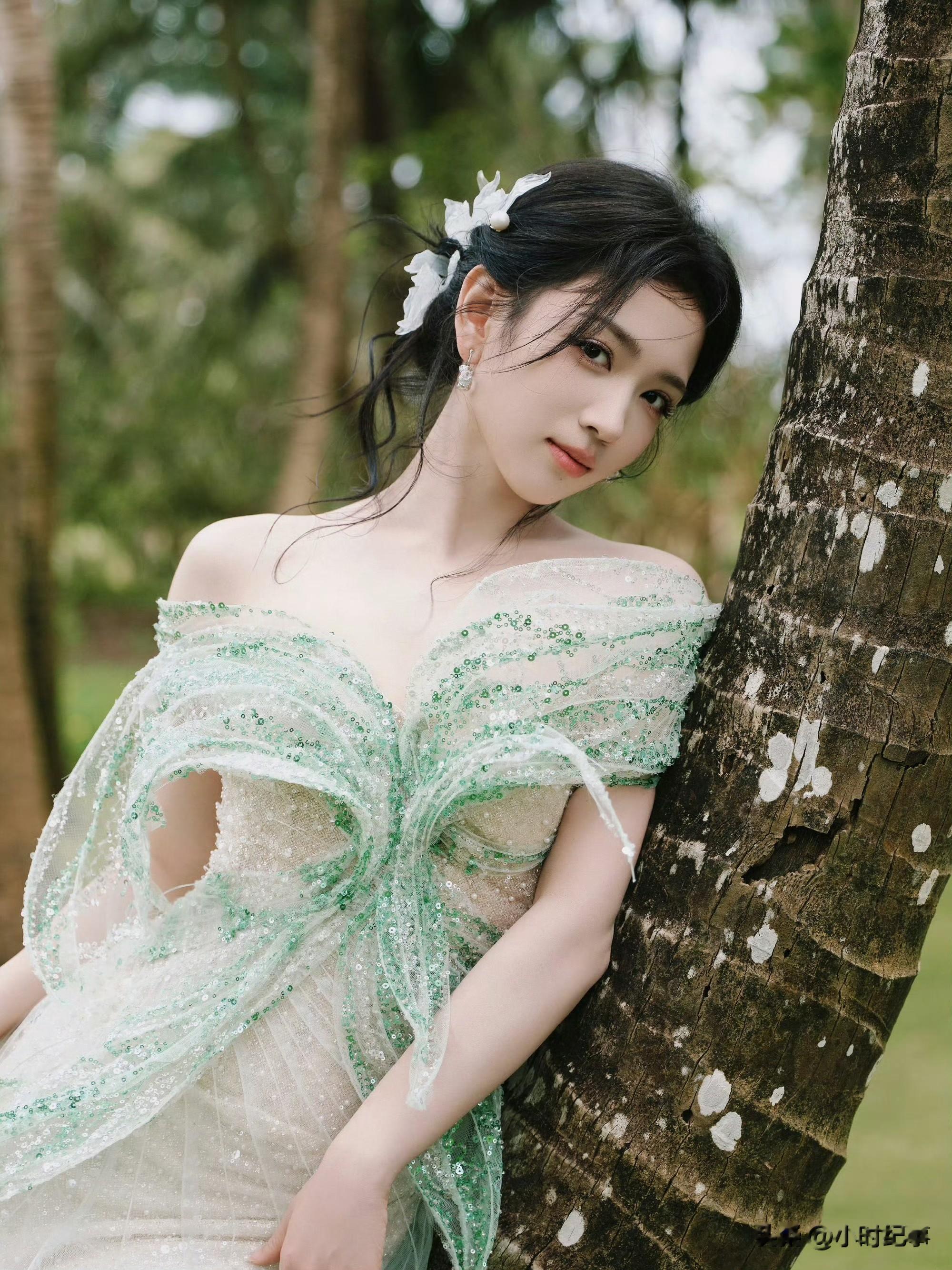 代露娃｜ELLE活动第二套造型好权威的美貌\uD83C\uDF43