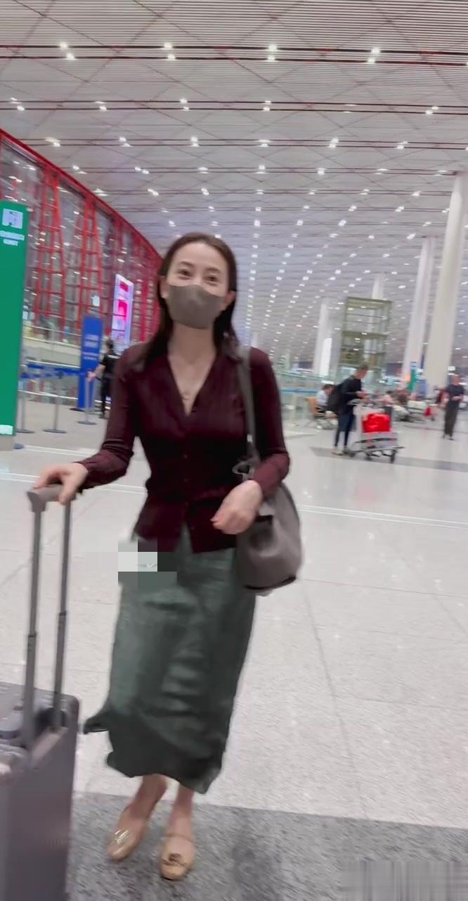 高圆圆今日机场路透照，穿咖色针织衫配绿色半裙 眼睛又大又亮好美