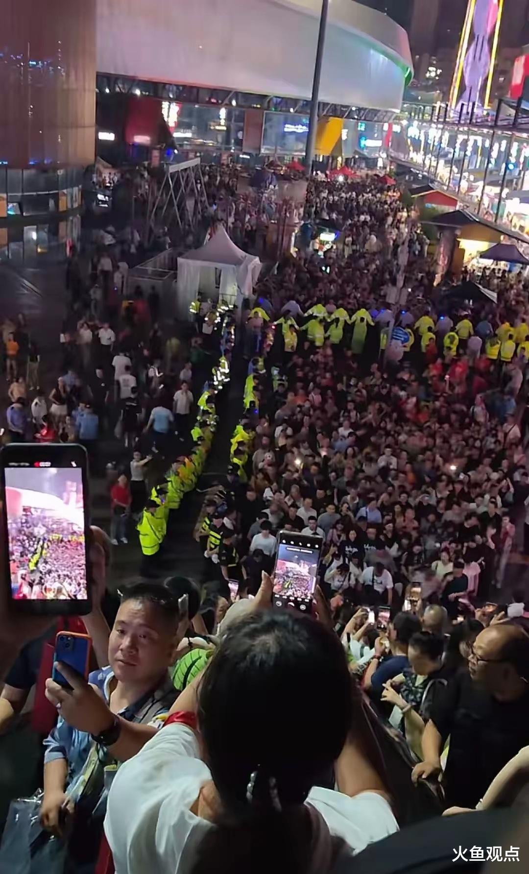 刀郎重庆演唱会:万人冒雨为其庆生,现场2次点名女粉姗姗成焦点