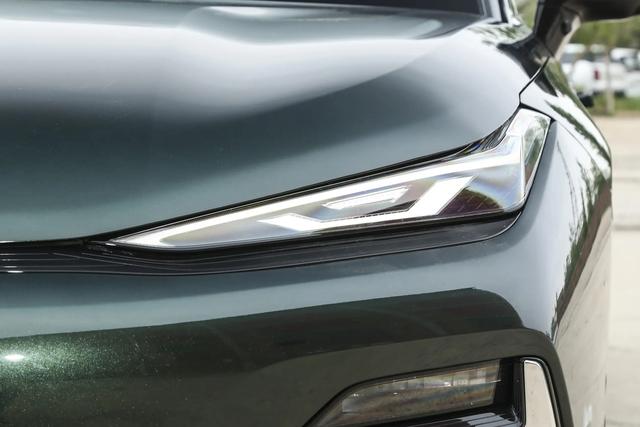 11万多的中大型车，油耗0.9L，续航1530km，连悬架都能软硬调节